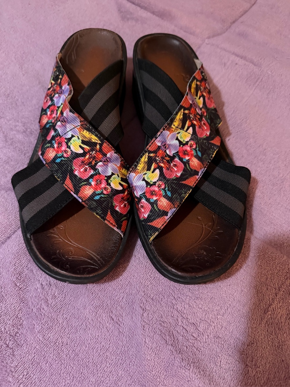 Bzees Desire Floral Cross-Strap Women's Slide Sandals - Black with Multicolor